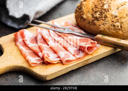 Prosciutto italiano secco. Coppa Stagionata su tagliere. Foto Stock