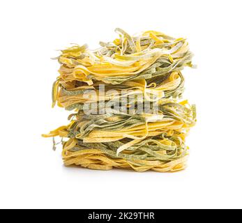 Pasta all'uovo. Gli spaghetti nidificano con il sapore degli spinaci. Foto Stock