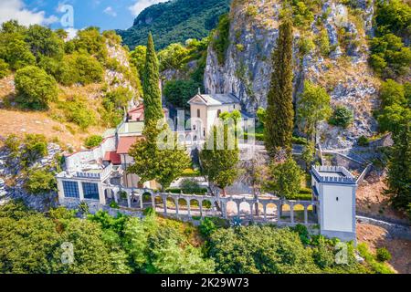 Il Castello degli Unnamed (Castello dellâ Innominato) sopra Vercurago, Lecco sul Lago di Como veduta aerea Foto Stock