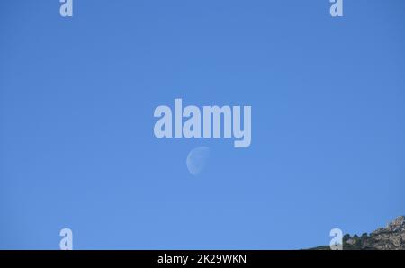 La luna, poco prima di scontrarsi con la montagna, provincia di Alicante, Costa Blanca, Spagna Foto Stock