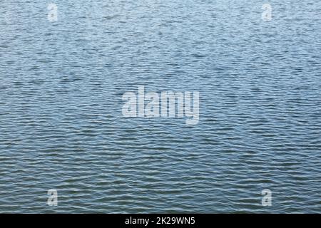 Superficie del lago, acqua quasi calmo solo piccole onde. Abstract sfondo acquoso. Foto Stock