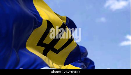 Dettaglio della bandiera nazionale delle Barbados che sventola al vento in una giornata limpida. Foto Stock
