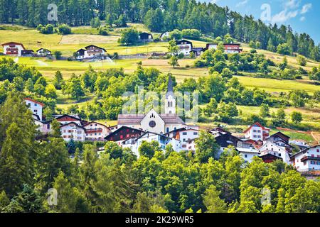 Villaggio Stelvio o Stilfs nelle Dolomiti vista paesaggio Alpi Foto Stock