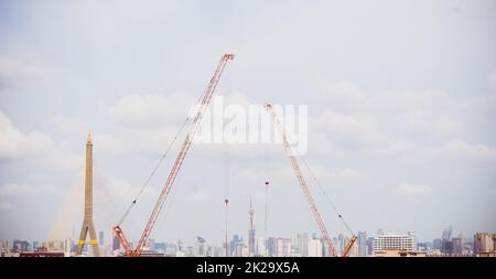 Panorama scenico di costruzione Skyline con cielo blu sfondo e gru sul cantiere. Struttura urbana Foto Stock