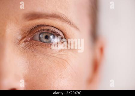 La lotta contro le rughe. Closeup studio shot di un bel volto di donne mature. Foto Stock