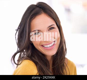 Il miglior fine settimana di sempre. Scatto corto di una ragazza splendida su un divano. Foto Stock