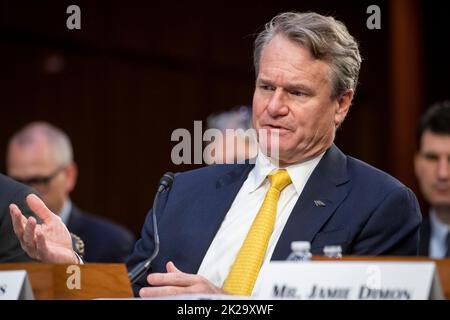 Brian Moynihan, Presidente e CEO di Bank of America, risponde alle domande durante un'audizione della Commissione del Senato per la supervisione delle banche, degli alloggi e degli affari urbani per esaminare le banche più grandi della nazione, nell'edificio degli uffici del Senato di Hart a Washington, DC, giovedì 22 settembre 2022. Credito: Rod Lamkey/CNP /MediaPunch Foto Stock