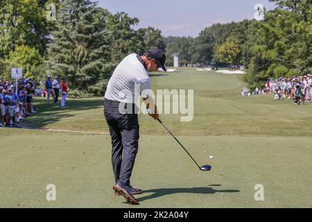 Charlotte, Stati Uniti. 22nd Set, 2022. Adam Scott, dell'Australia, si tee fuori sulla terza buca al campionato di golf di Presidents Cup a Charlotte, North Carolina il 22 settembre 2022. Foto di nell Redmond/UPI. Credit: UPI/Alamy Live News Foto Stock