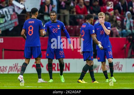 VARSAVIA, POLONIA - SETTEMBRE 22: Cody Gakpo dei Paesi Bassi, Denzel Dumfries dei Paesi Bassi, Jurrien Timber dei Paesi Bassi, Kenneth Taylor dei Paesi Bassi durante la UEFA Nations League Una partita di gruppo 4 tra la Polonia e i Paesi Bassi al PGE Narodowy il 22 settembre 2022 a Varsavia, Polonia (Foto di Andre Weening/Orange Pictures) Foto Stock