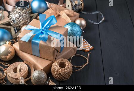 Composizione natalizia con regali e decorazioni natalizie su sfondo nero. Foto Stock