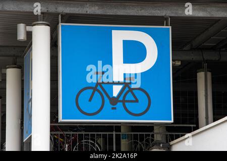 Grande cartello su garage per biciclette. Un metodo sicuro contro il furto di biciclette Foto Stock