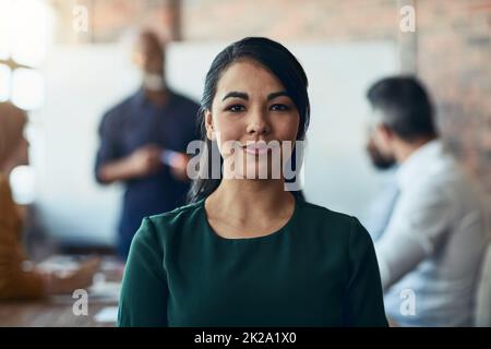 Questo è ciò che definisco una sessione di strategia. Ritratto corto di una giovane donna d'affari seduta nella sala riunioni durante una presentazione. Foto Stock