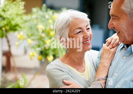 Vivere i giorni più felici della loro storia d'amore. Scatto di una coppia anziana felice all'aperto. Foto Stock