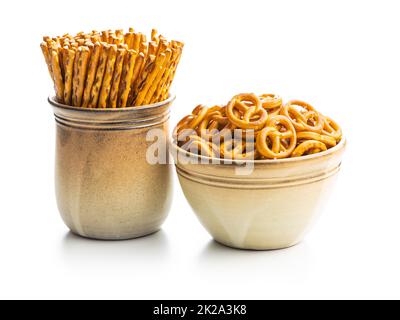 Mini pretzel e bastoncini salati. Snack salato croccante isolato su sfondo bianco. Foto Stock