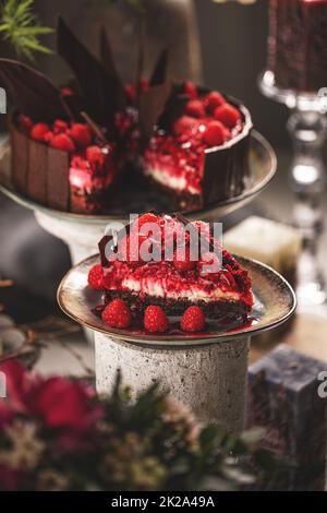 Fetta di cheesecake con salsa di lamponi Foto Stock