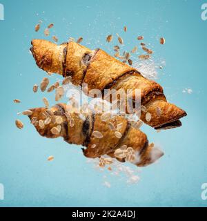 Croissant al cacao appena sfornati Foto Stock