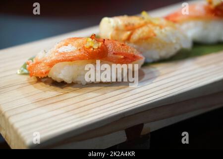 Il sushi di Taraba viene servito su un vassoio di legno. Buffet di cucina Giapponese. Foto Stock