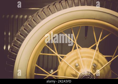 Ruota di scorta su una classica auto retrò Foto Stock