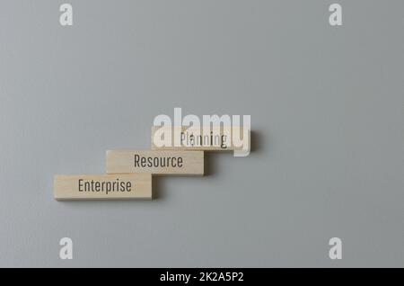 Blocchi di legno con parole ERP Enterprise Resource Planning su background e copy space.Business Concepts. Foto Stock