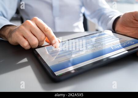 Compilazione del modulo di sondaggio online o sondaggio del questionario Foto Stock