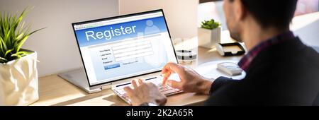 Modulo di registrazione online per la registrazione della mano d'uomo d'affari Foto Stock