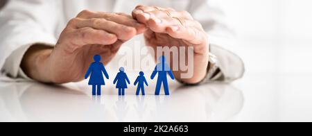 La mano del medico che protegge Famiglia Pawn Foto Stock