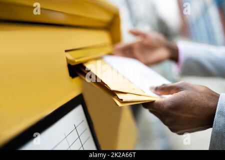 Lettera in busta o documento in mailbox Foto Stock