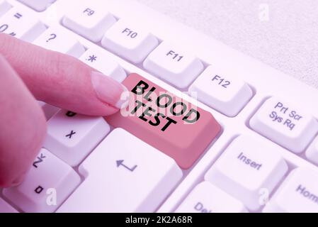 Scrittura del testo Blood Test. Parola scritta su estratto campione di sangue da un organismo per eseguire un laboratorio di analisi di ricerca Software Development Solutions, digitando Advanc Program Codes Foto Stock