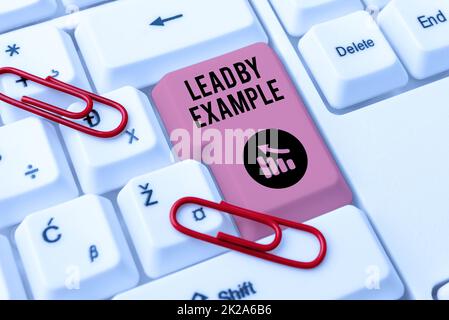 Scrittura a mano del testo Lead by example. Panoramica aziendale essere un modello di ruolo seguendo le regole e fornire esempi abstract typing Presentation message, retyping New Email Password Foto Stock