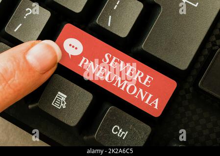 Scrittura a mano testo polmonite grave. Concetto che significa malattia acuta che è caratterizzata da infiammazione del tessuto polmonare digitando accordo di impiego campione, trascrivendo Online Talk Show Audio Foto Stock