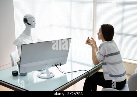 Trattamento paziente femminile da Robot Doctor Foto Stock