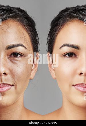 Il processo di invecchiamento. Foto studio di un viso femminile dimezzato con un lato vecchio e un lato giovane con capelli bagnati su sfondo grigio. Foto Stock