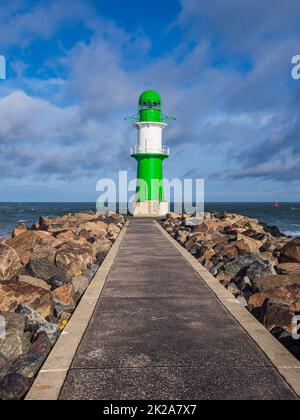 Mole sulla riva del Mar Baltico a Warnemuende, Germania Foto Stock