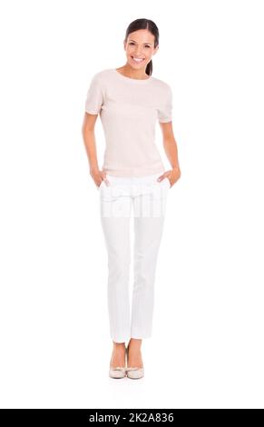 Shes Everybodys donna. Studio girato di una giovane donna vestita casualmente isolato su bianco. Foto Stock