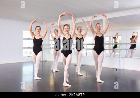 Balletto sogni. Ragazze giovani in classe balletto. Foto Stock