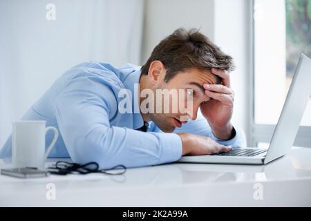 HES sepolto sotto il suo carico di lavoro. Un uomo d'affari esausto che si addormenta dietro il suo laptop. Foto Stock