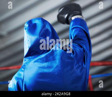 Motivazione. Vista posteriore di un pugile con il pugno in aria. Foto Stock