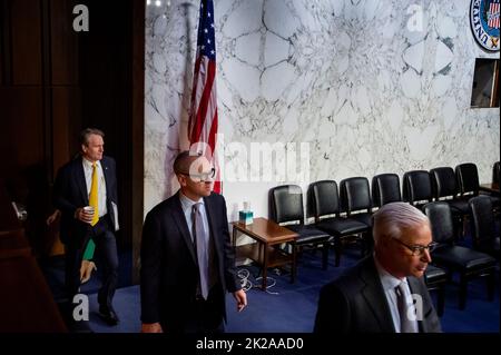 Washington, Stati Uniti d'America. 22nd Set, 2022. Brian Moynihan, Presidente e CEO, Bank of America, a sinistra, e Charles Scharf, Presidente e CEO, Wells Fargo & Company, a destra, arriva per una Commissione del Senato su banche, alloggi, e affari urbani per esaminare le banche più grandi della nazione, nel Senato edificio ufficio a Washington, DC, Giovedi, 22 settembre 2022. Credit: Rod Lammey/CNP/Sipa USA Credit: Sipa USA/Alamy Live News Foto Stock