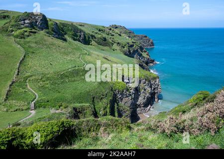 Spiaggia di Bossiney Cove in primavera, inizio estate. Dal South West Coast Path, Bossiney, vicino a Tintagel, Cornovaglia UK. Foto Stock