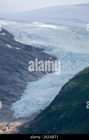 Paesaggi meravigliosi in Norvegia. Nordland. Splendido scenario del ghiacciaio Svartisen. Engabreen dalla vista Holandsfjorden. Montagne, alberi, rocce e. Foto Stock