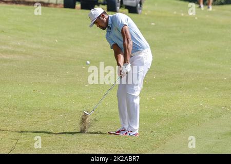 Charlotte, Stati Uniti. 22nd Set, 2022. Tony Finau colpisce il terzo fairway al campionato di golf Presidents Cup a Charlotte, North Carolina, il 22 settembre 2022. Foto di nell Redmond/UPI. Credit: UPI/Alamy Live News Foto Stock