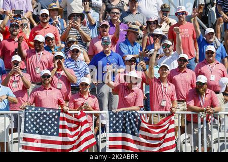 Charlotte, Stati Uniti. 22nd Set, 2022. I tifosi allietano il campionato di golf Presidents Cup di Charlotte, North Carolina, il 22 settembre 2022. Foto di nell Redmond/UPI. Credit: UPI/Alamy Live News Foto Stock