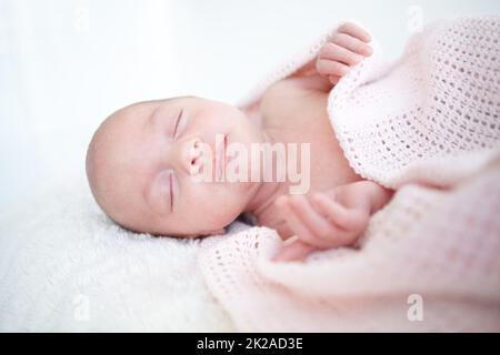 Sonno tranquillo. Una bella bambina che dorme mentre si avvolge in una coperta. Foto Stock