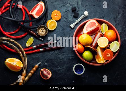Narghilè fumante con agrumi. Foto Stock