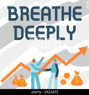 Scrittura che mostra il testo respirare profondamente. Business approccio di prendere un sacco di aria nei polmoni inaleexhale completamente due uomini in piedi che scuotono le mani con freccia finanziaria per la crescita e sacchetti di denaro. Foto Stock
