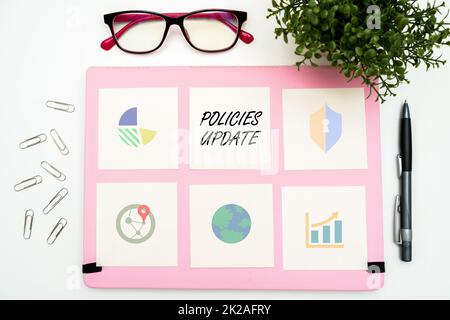 Aggiornamento dei criteri di visualizzazione concettuali. Idea di business atto di aggiungere nuove informazioni o linee guida formulati forniture per ufficio su scrivania con tastiera e occhiali e tazza di caffè per il lavoro Foto Stock