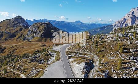 Veduta aerea con drone di strada dal Passo della Valparola in Alto Adige, Italia Foto Stock