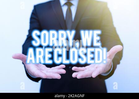 Testo scritto a mano Siamo chiusi. Concetto significa scusarsi per aver chiuso l'attività per un periodo specifico presentando nuovi piani e idee dimostrando il processo di pianificazione Foto Stock