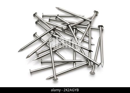 Mucchio di unghie metalliche d'argento isolato su sfondo bianco Foto Stock