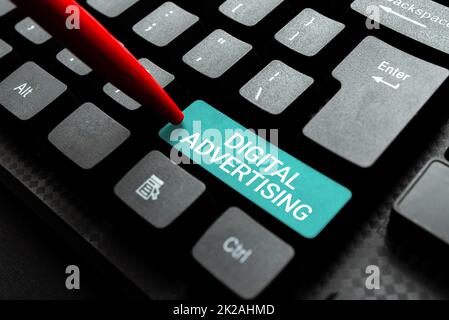 Scrittura a mano segno pubblicità digitale. Concetto di business quando il business sfruttare le tecnologie Internet per promuovere Abstract inviare più messaggi on-line, digitando lezioni di gruppo Foto Stock